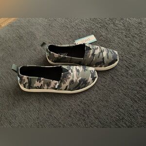 *NEW* Girls TOMS Camo Slip On